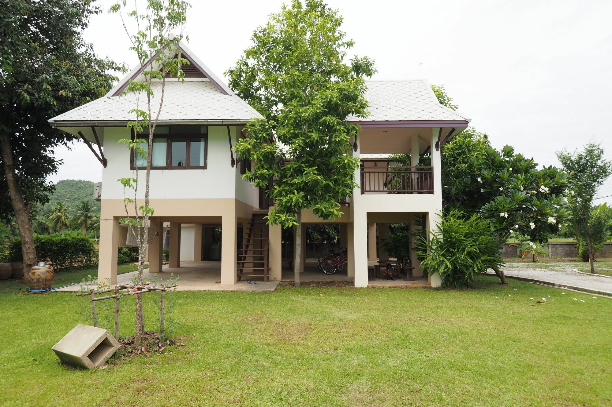 Baan2rai Hotel Kanchanaburi Buitenkant foto